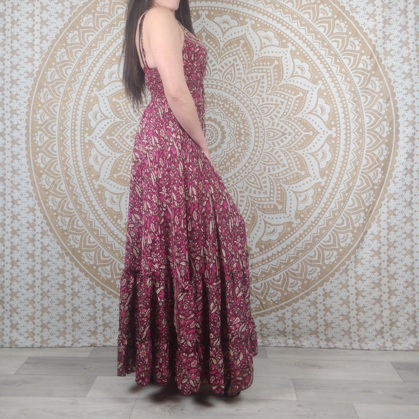 Robe longue femme Sareya en soie indienne. Maxi robe bohème ajustée et évasée. Imprimé paisley fuchsia.