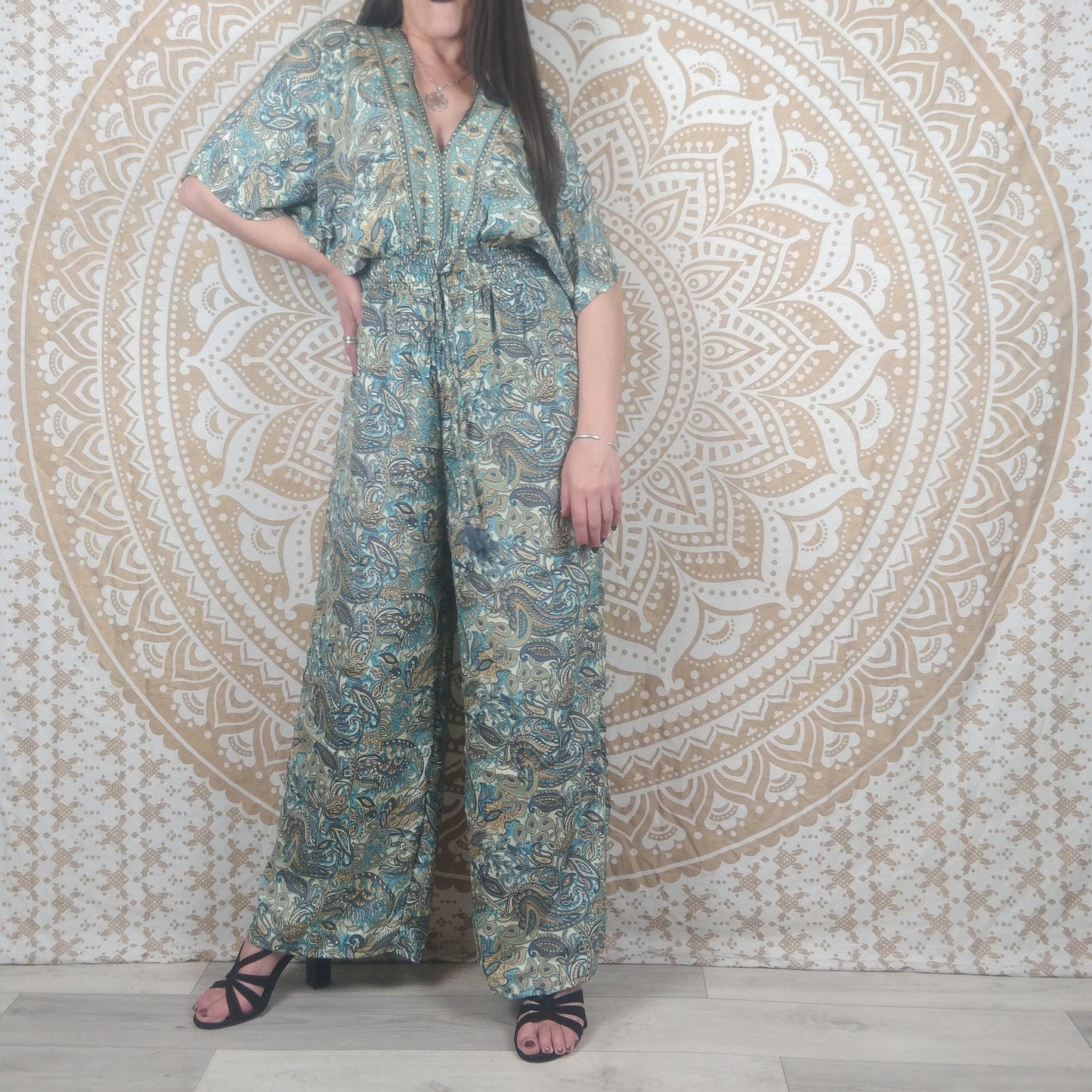 Combinaison femme Jalley en soie indienne. Combi ajustée avec jambes larges et manches courtes. Imprimé paisley blanc et bleu.