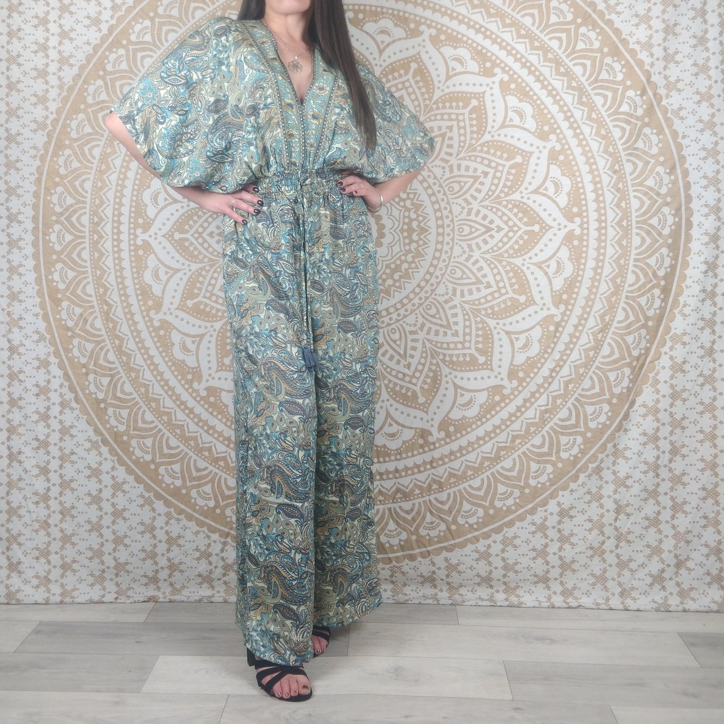 Combinaison femme Jalley en soie indienne. Combi ajustée avec jambes larges et manches courtes. Imprimé paisley blanc et bleu.