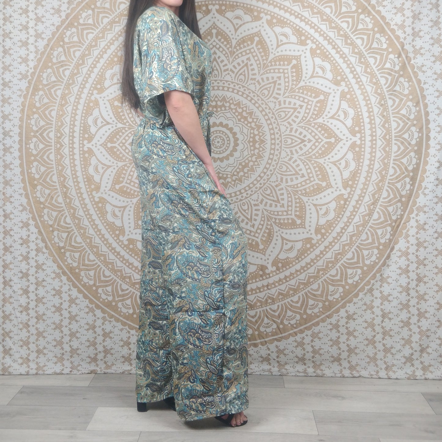 Combinaison femme Jalley en soie indienne. Combi ajustée avec jambes larges et manches courtes. Imprimé paisley blanc et bleu.