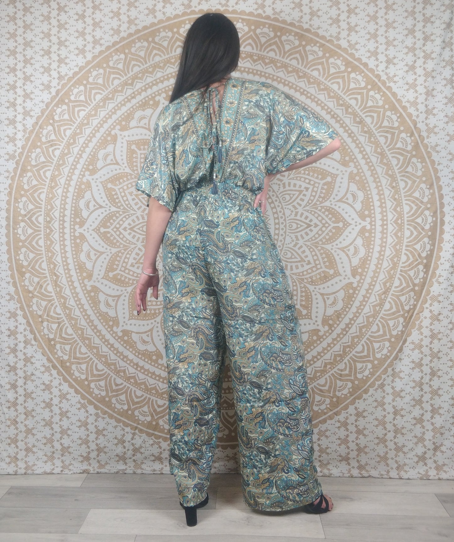 Combinaison femme Jalley en soie indienne. Combi ajustée avec jambes larges et manches courtes. Imprimé paisley blanc et bleu.