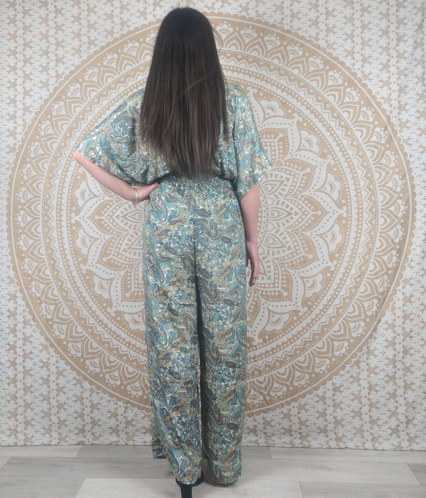 Combinaison femme Jalley en soie indienne. Combi ajustée avec jambes larges et manches courtes. Imprimé paisley blanc et bleu.