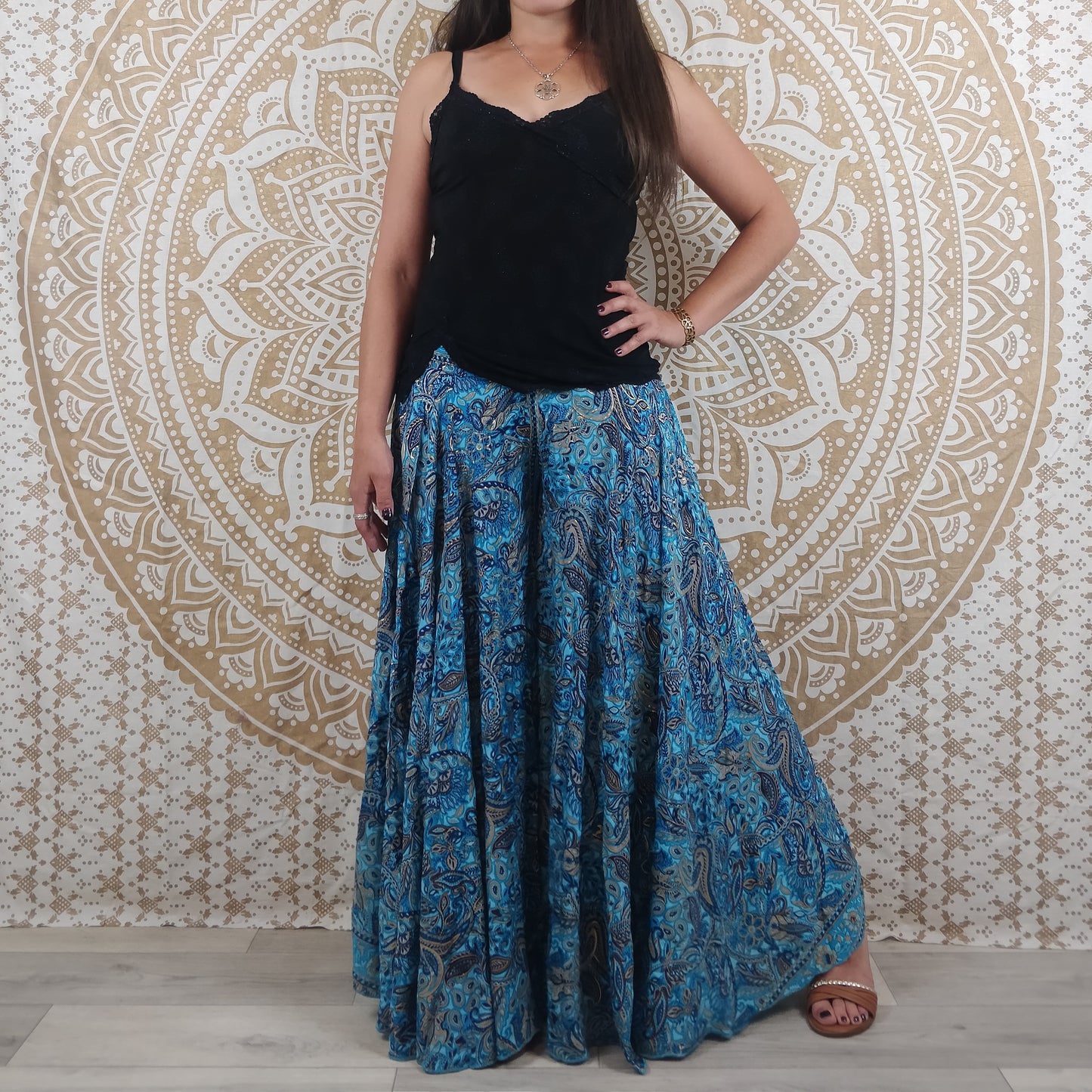 Pantalon femme Sirohi en soie indienne. Pantalon jupe. Imprimé paisley bleu avec insertions or.