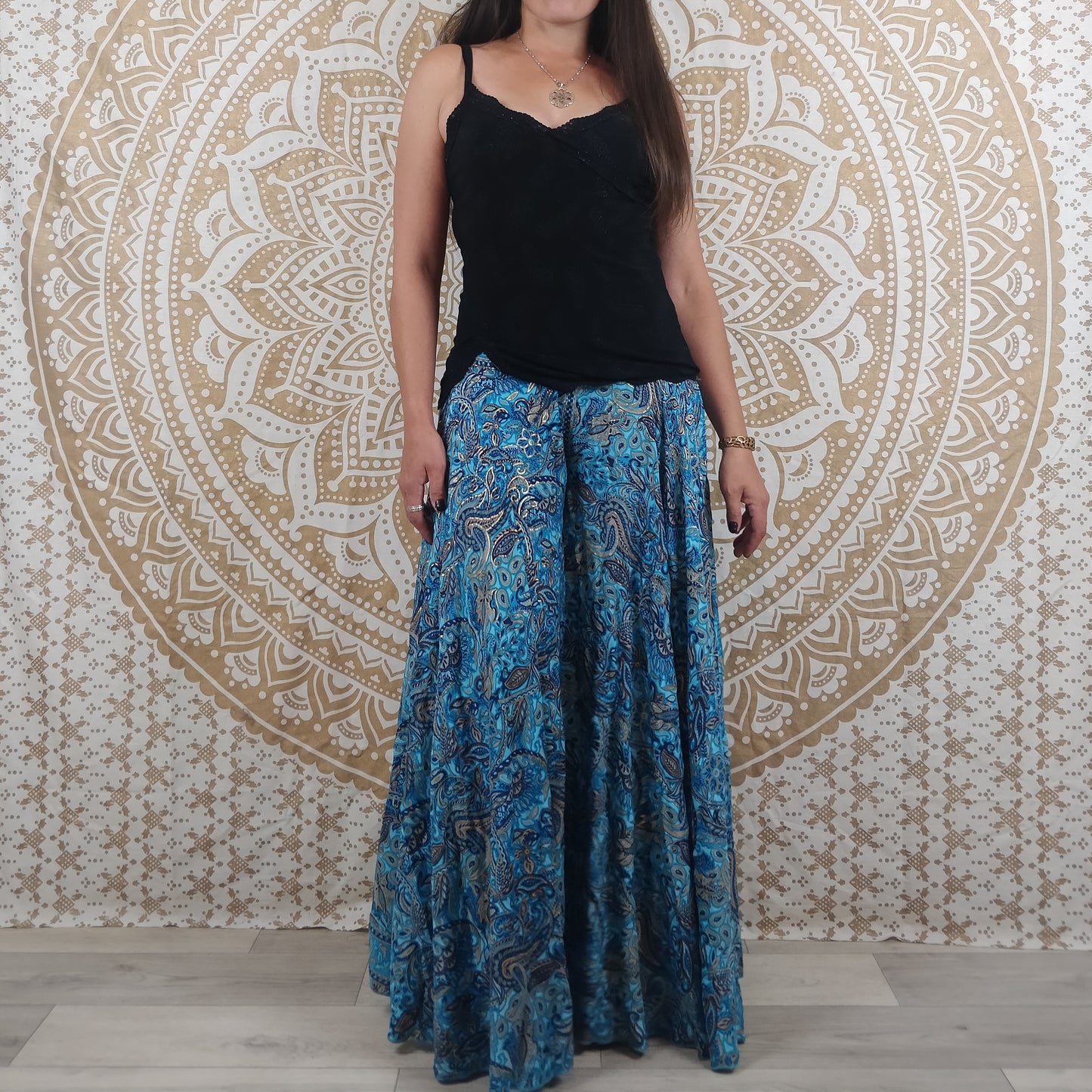 Pantalon femme Sirohi en soie indienne. Pantalon jupe. Imprimé paisley bleu avec insertions or.