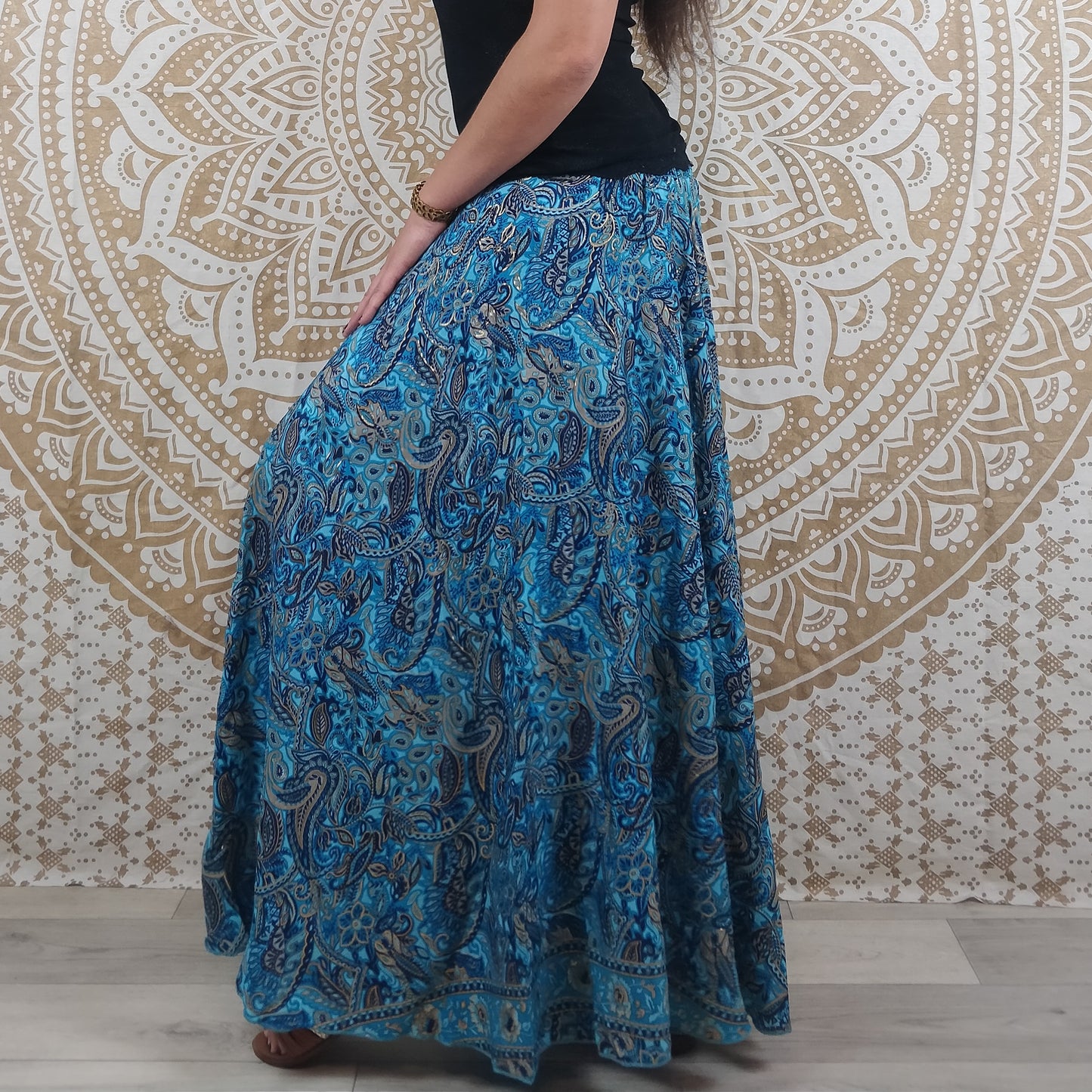 Pantalon femme Sirohi en soie indienne. Pantalon jupe. Imprimé paisley bleu avec insertions or.