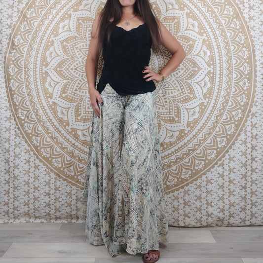 Pantalon femme Sirohi en soie indienne. Pantalon jupe. Imprimé paisley bleu et blanc avec insertions dorées.