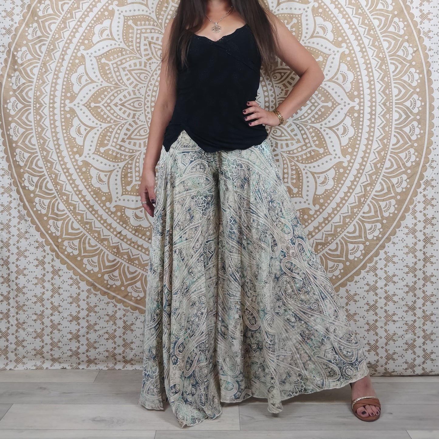 Pantalon femme Sirohi en soie indienne. Pantalon jupe. Imprimé paisley bleu et blanc avec insertions dorées.