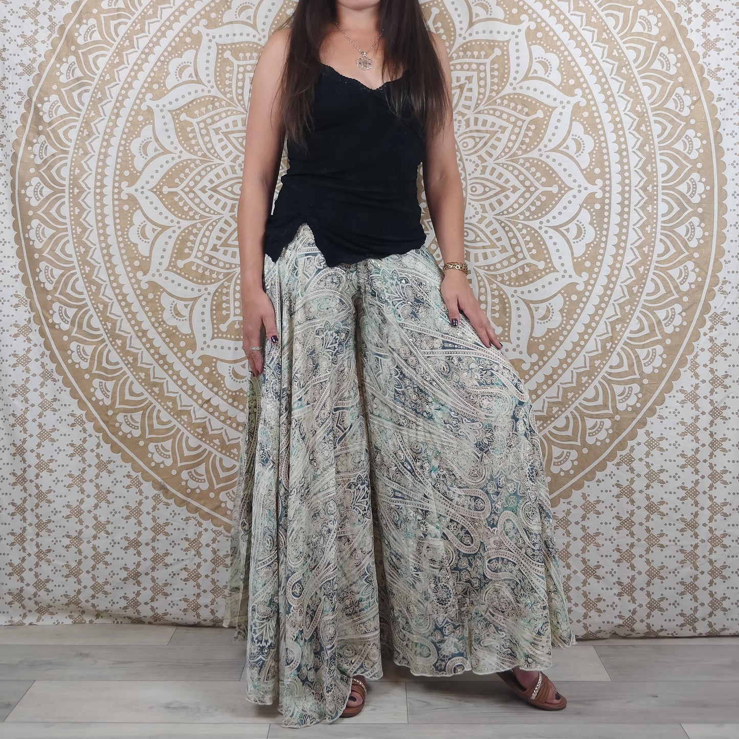 Pantalon femme Sirohi en soie indienne. Pantalon jupe. Imprimé paisley bleu et blanc avec insertions dorées.