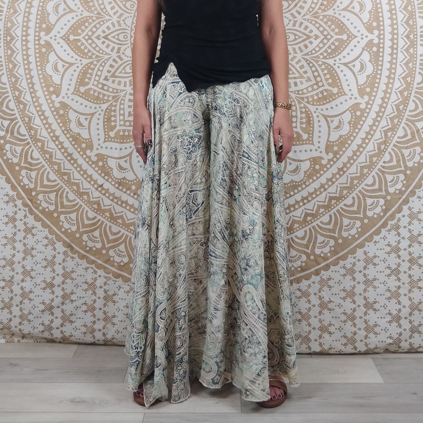 Pantalon femme Sirohi en soie indienne. Pantalon jupe. Imprimé paisley bleu et blanc avec insertions dorées.