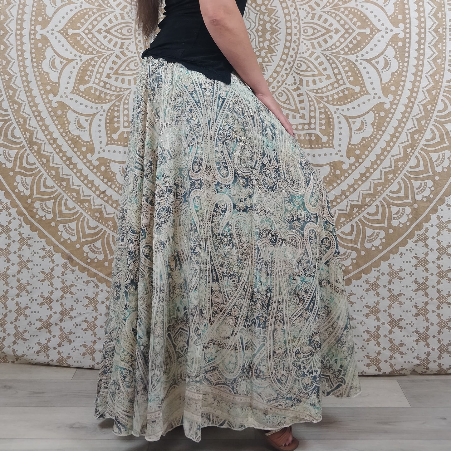 Pantalon femme Sirohi en soie indienne. Pantalon jupe. Imprimé paisley bleu et blanc avec insertions dorées.