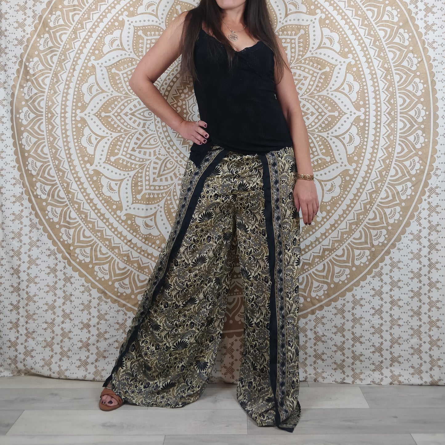 Pantalon Sikar en soie indienne. Pantalon ample, ouvert sur les cotés. Imprimé fleuri noir et blanc.