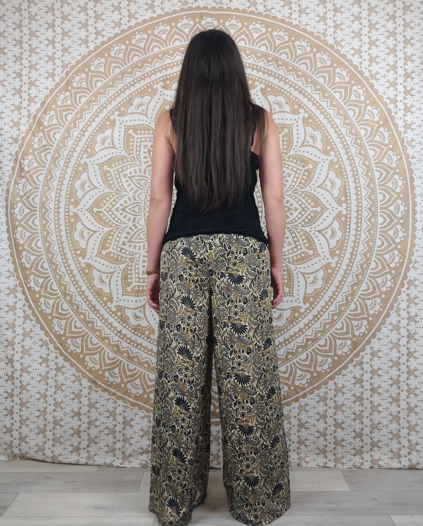 Pantalon Sikar en soie indienne. Pantalon ample, ouvert sur les cotés. Imprimé fleuri noir et blanc.