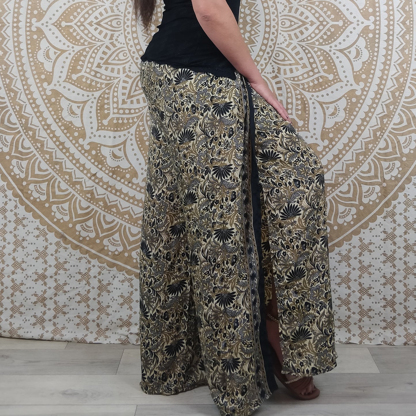 Pantalon Sikar en soie indienne. Pantalon ample, ouvert sur les cotés. Imprimé fleuri noir et blanc.