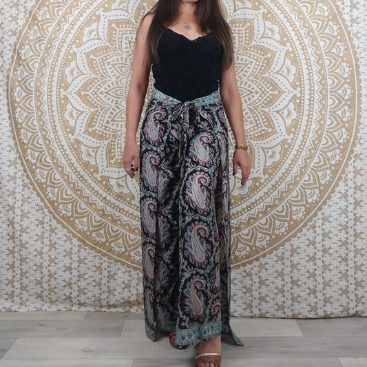 Pantalon thaï femme Moyana en soie indienne. Pantalon portefeuille bohème. Imprimé paisley noir.