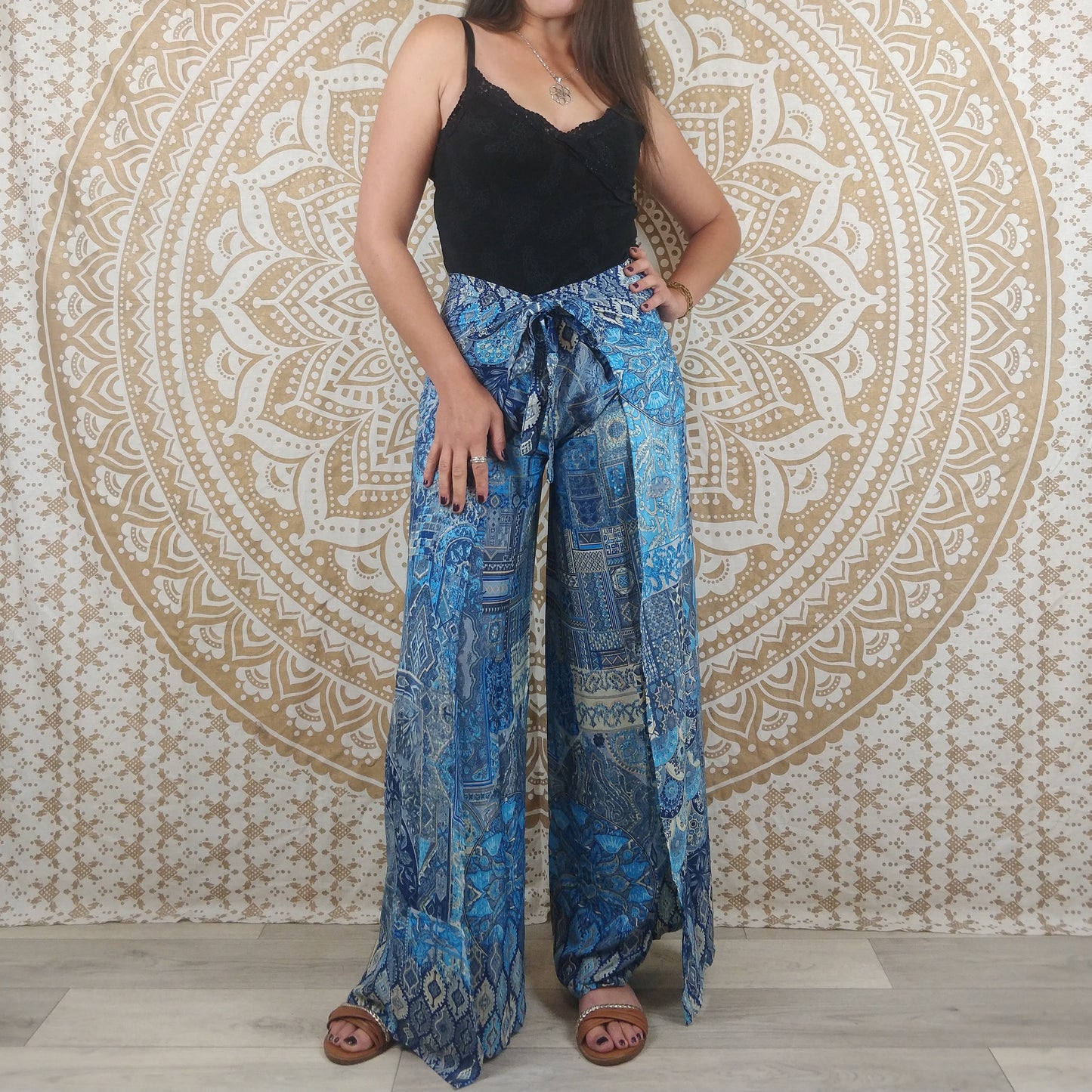 Pantalon thaï femme Moyana en soie indienne. Pantalon portefeuille bohème. Imprimé ethnique patchwork bleu. bleu