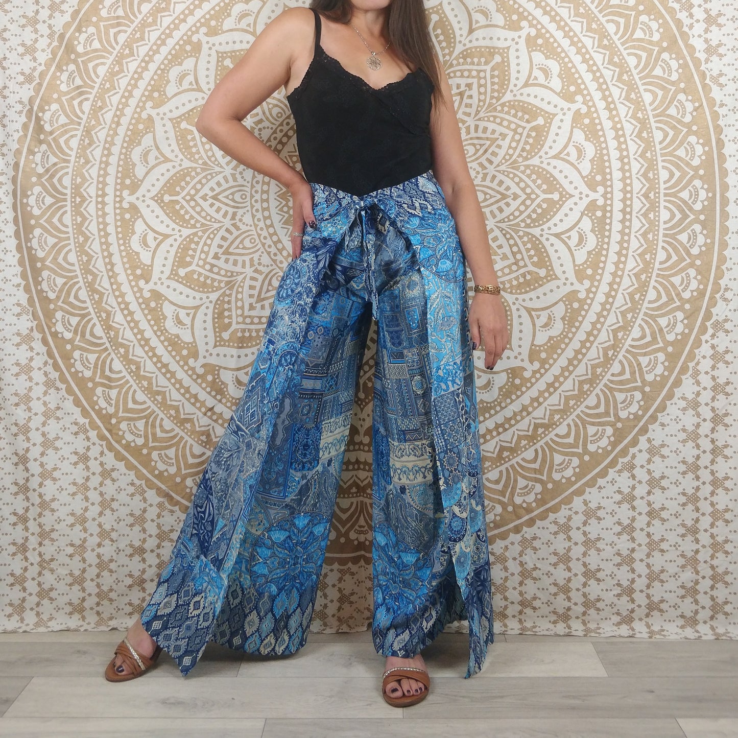 Pantalon thaï femme Moyana en soie indienne. Pantalon portefeuille bohème. Imprimé ethnique patchwork bleu. bleu