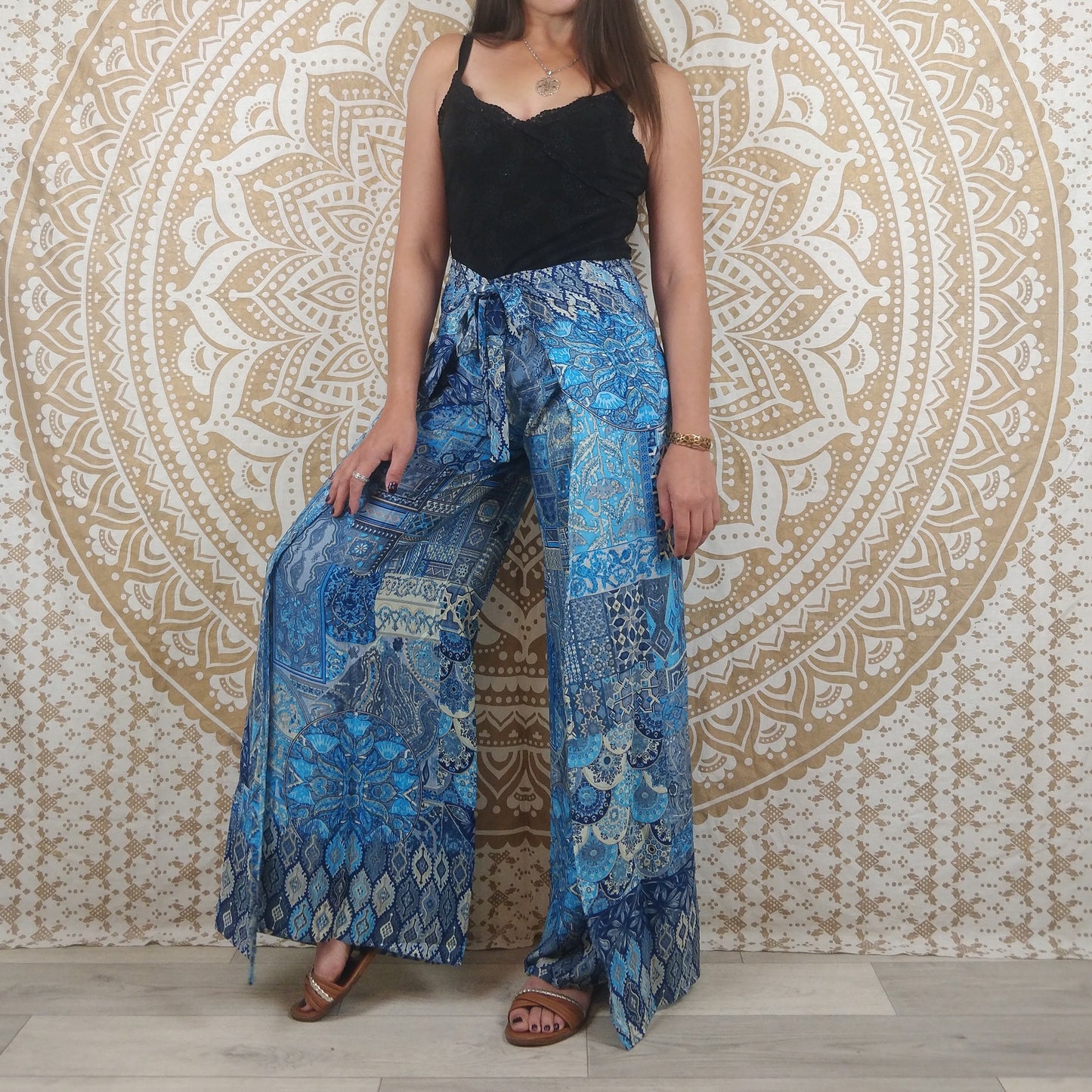 Pantalon thaï femme Moyana en soie indienne. Pantalon portefeuille bohème. Imprimé ethnique patchwork bleu. bleu