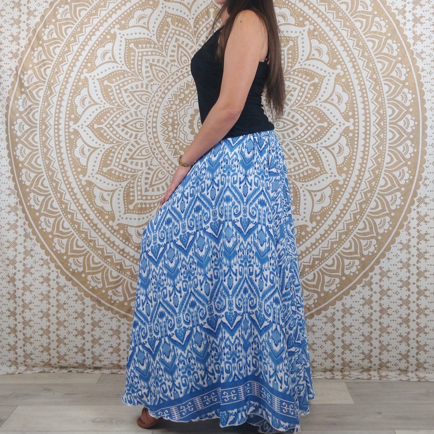 Pantalon Sirohi en soie indienne. Pantalon jupe. Imprimé géométrique bleu et blanc.