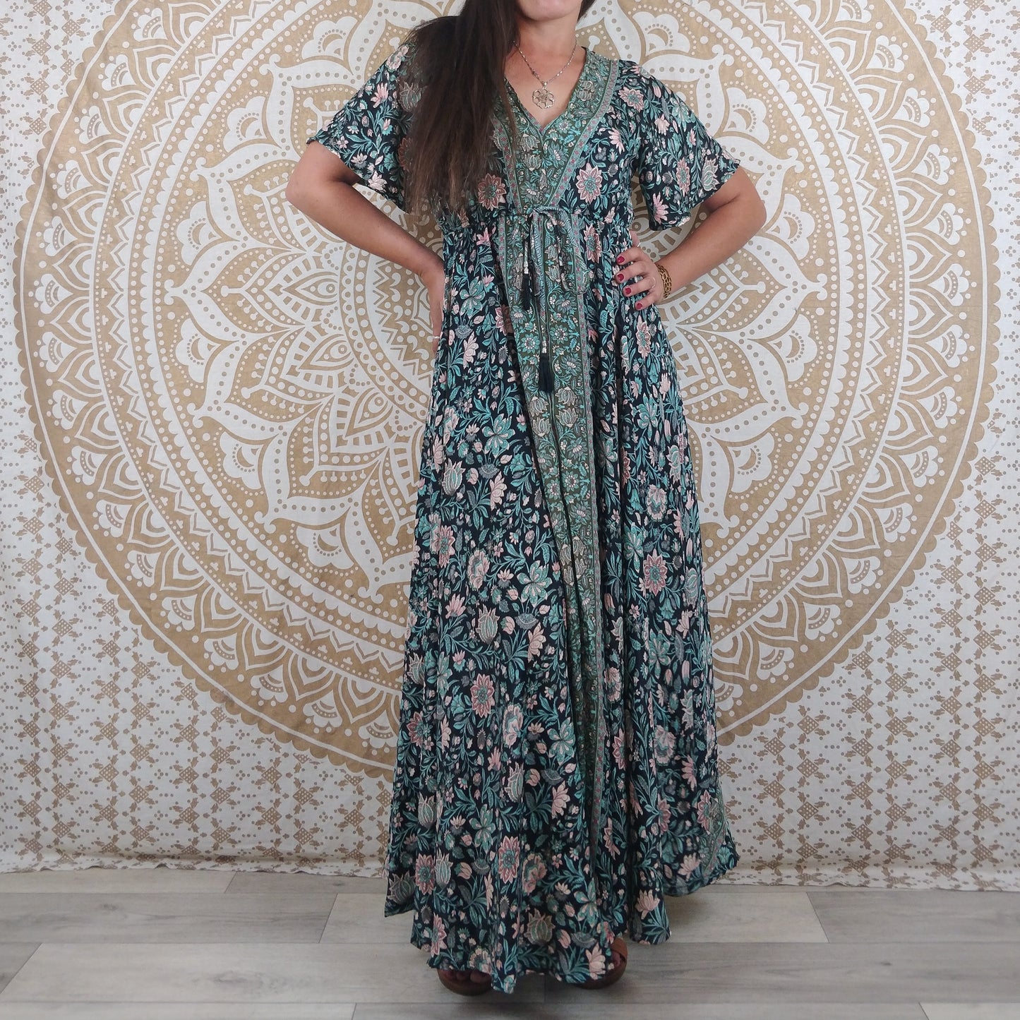 Robe longue Sahjana en soie indienne. Robe bobème manches courtes ajustable et évasée. Imprimé fleuri noir, vert et rose.