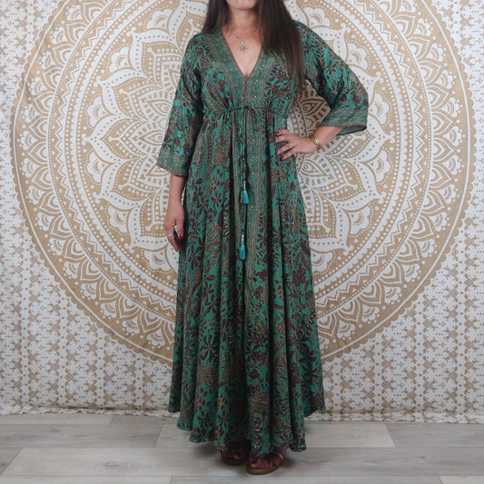 Robe longue Mawana en soie indienne. Robe bohème avec manches 3/4, coupe ajustée et évasée. Imprimé fleuri vert et marron.