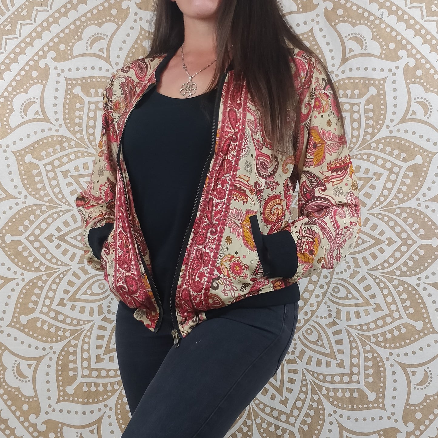 Veste bomber Narayan en soie indienne. Imprimé paisley blanc et rose avec insertions dorées.