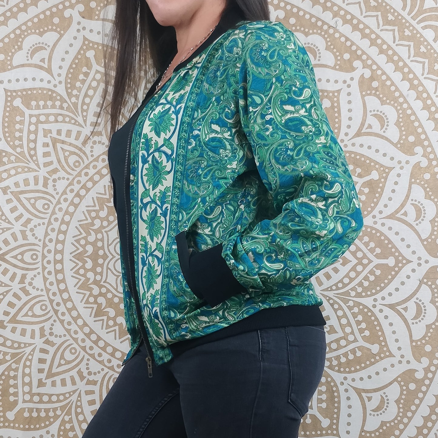 Veste bomber Narayan en soie indienne. Imprimé paisley vert et blanc.