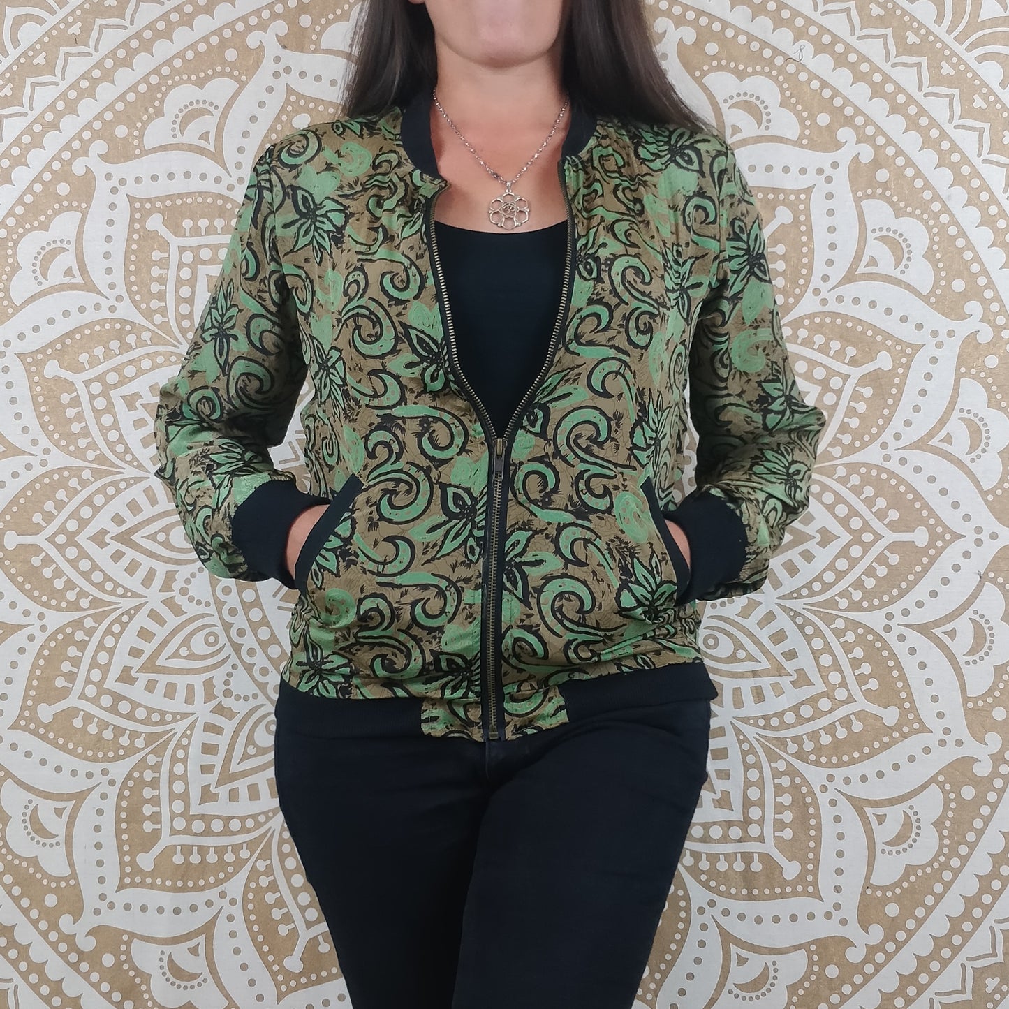 Veste bomber Narayan en soie indienne. Imprimé paisley fleuri vert et marron.