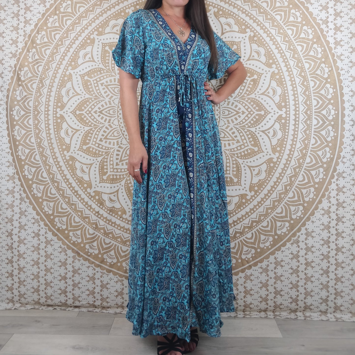 Robe longue Sahjana en soie indienne. Robe bobème manches courtes ajustable et évasée. Imprimé bleu.