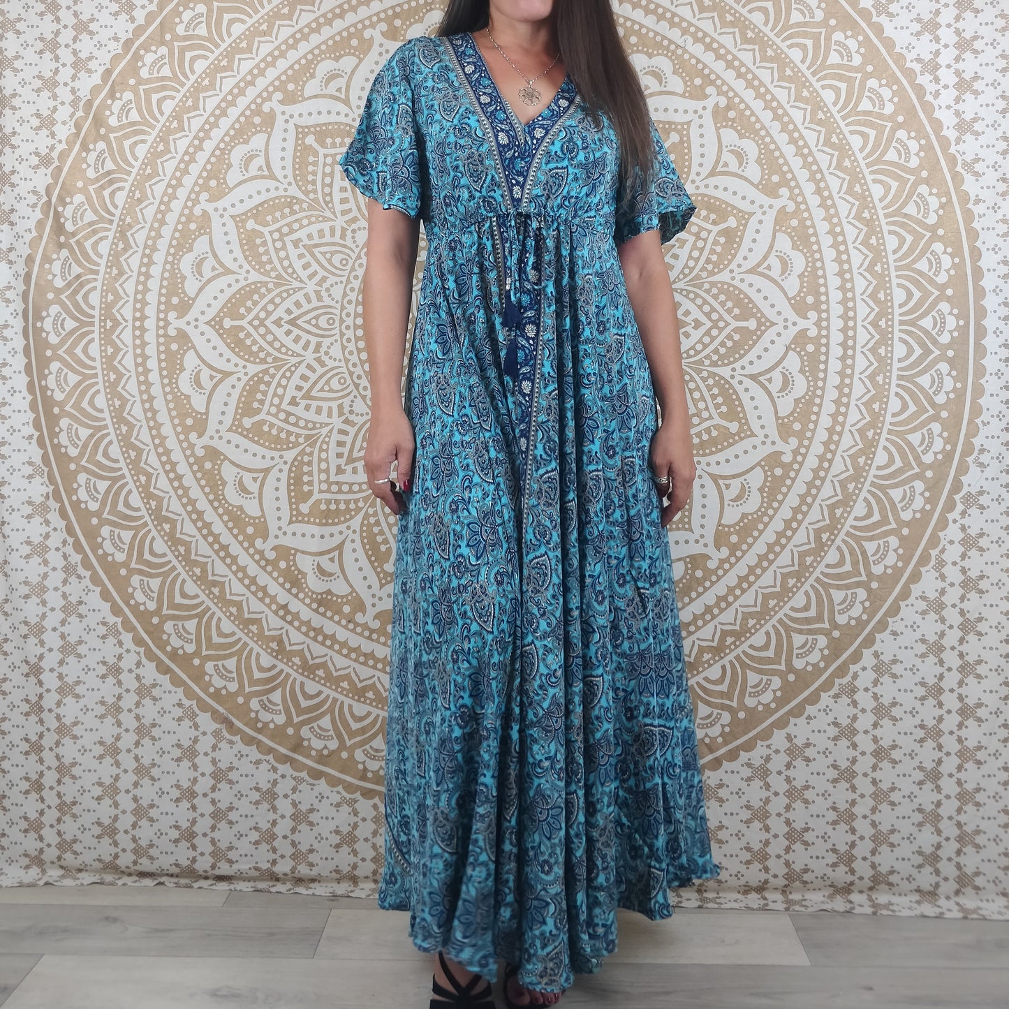 Robe longue Sahjana en soie indienne. Robe bobème manches courtes ajustable et évasée. Imprimé bleu.