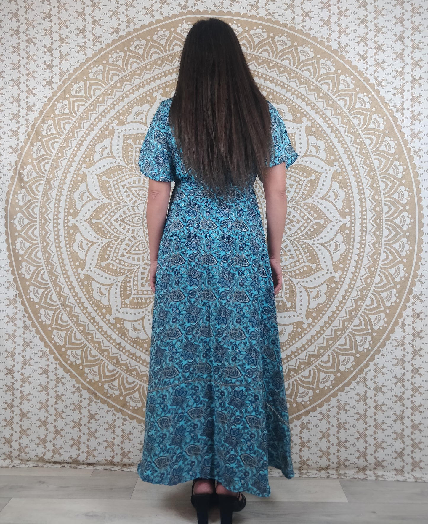 Robe longue Sahjana en soie indienne. Robe bobème manches courtes ajustable et évasée. Imprimé bleu.