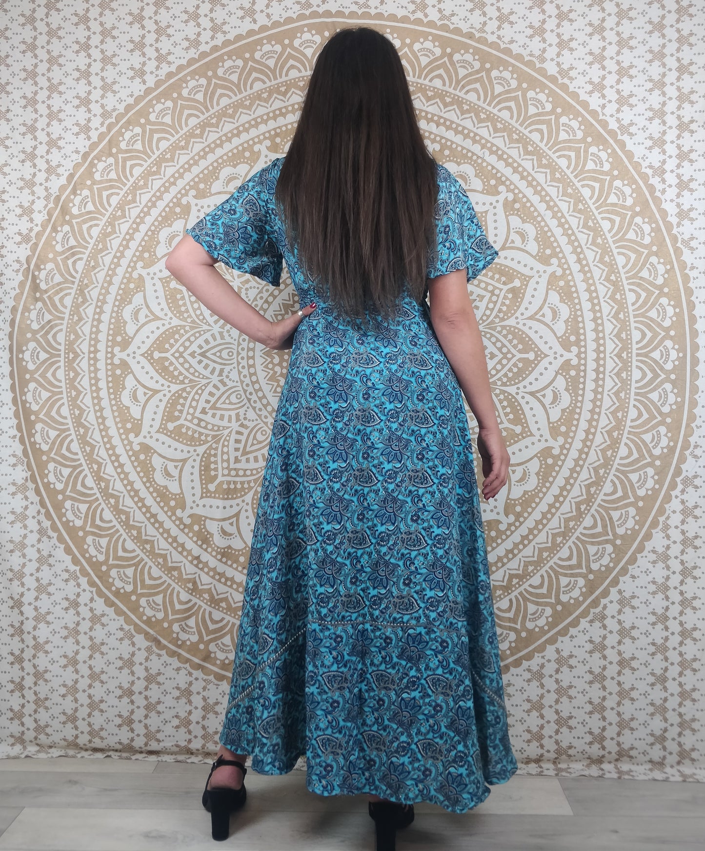 Robe longue Sahjana en soie indienne. Robe bobème manches courtes ajustable et évasée. Imprimé bleu.