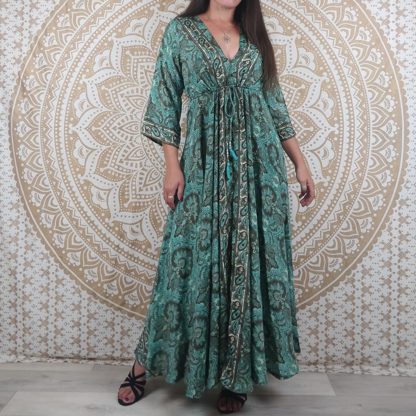 Robe longue Mawana en soie indienne. Robe bohème avec manches 3/4, coupe ajustée et évasée. Imprimé ethnique vert et marron.