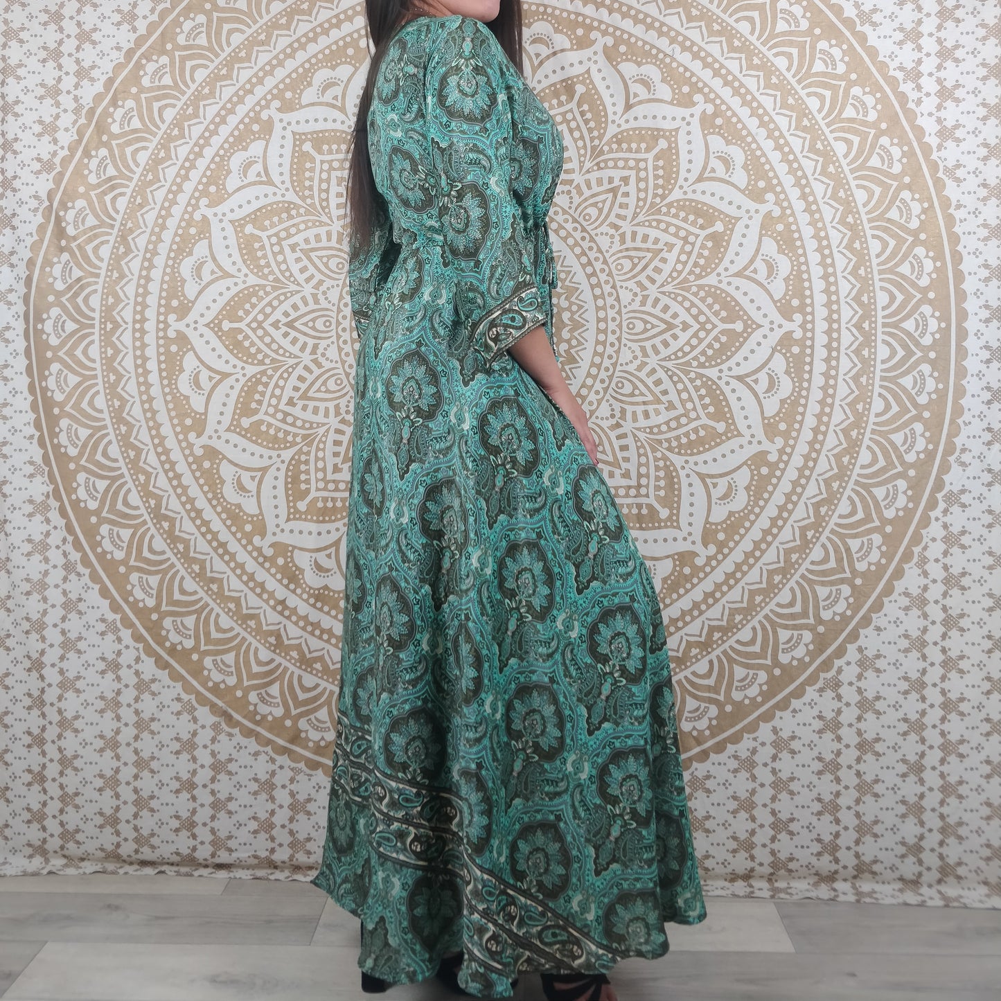 Robe longue Mawana en soie indienne. Robe bohème avec manches 3/4, coupe ajustée et évasée. Imprimé ethnique vert et marron.