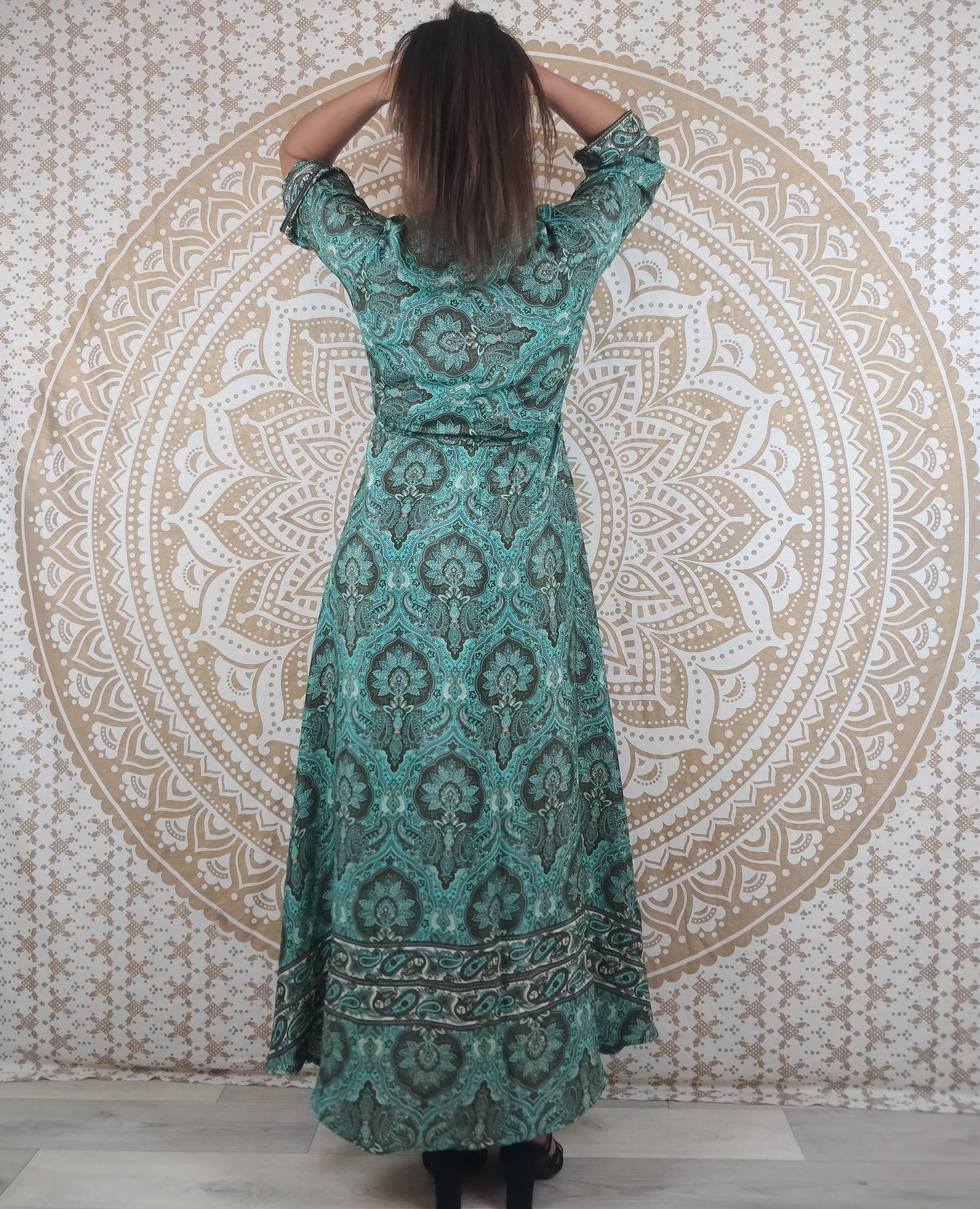 Robe longue Mawana en soie indienne. Robe bohème avec manches 3/4, coupe ajustée et évasée. Imprimé ethnique vert et marron.