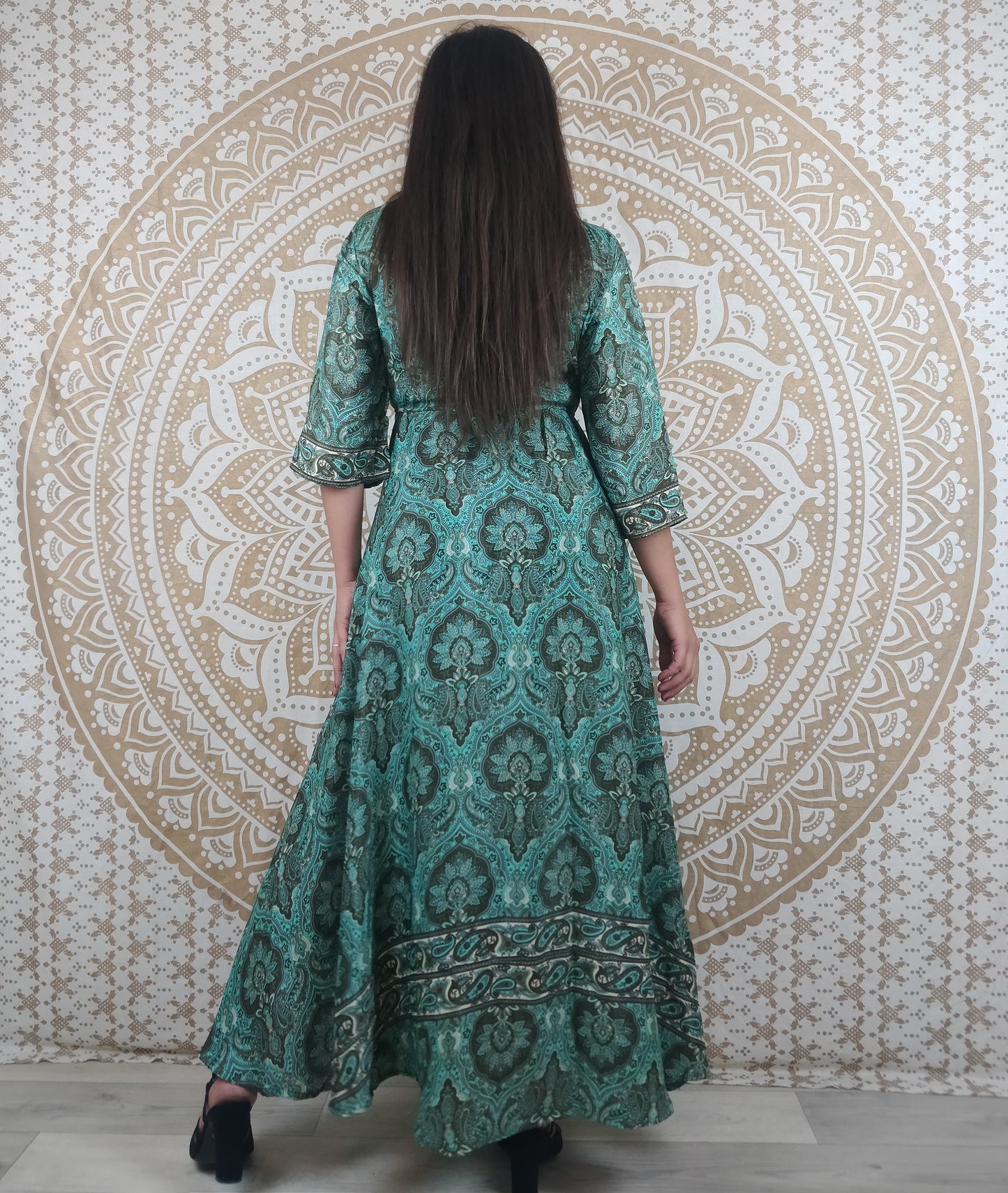 Robe longue Mawana en soie indienne. Robe bohème avec manches 3/4, coupe ajustée et évasée. Imprimé ethnique vert et marron.