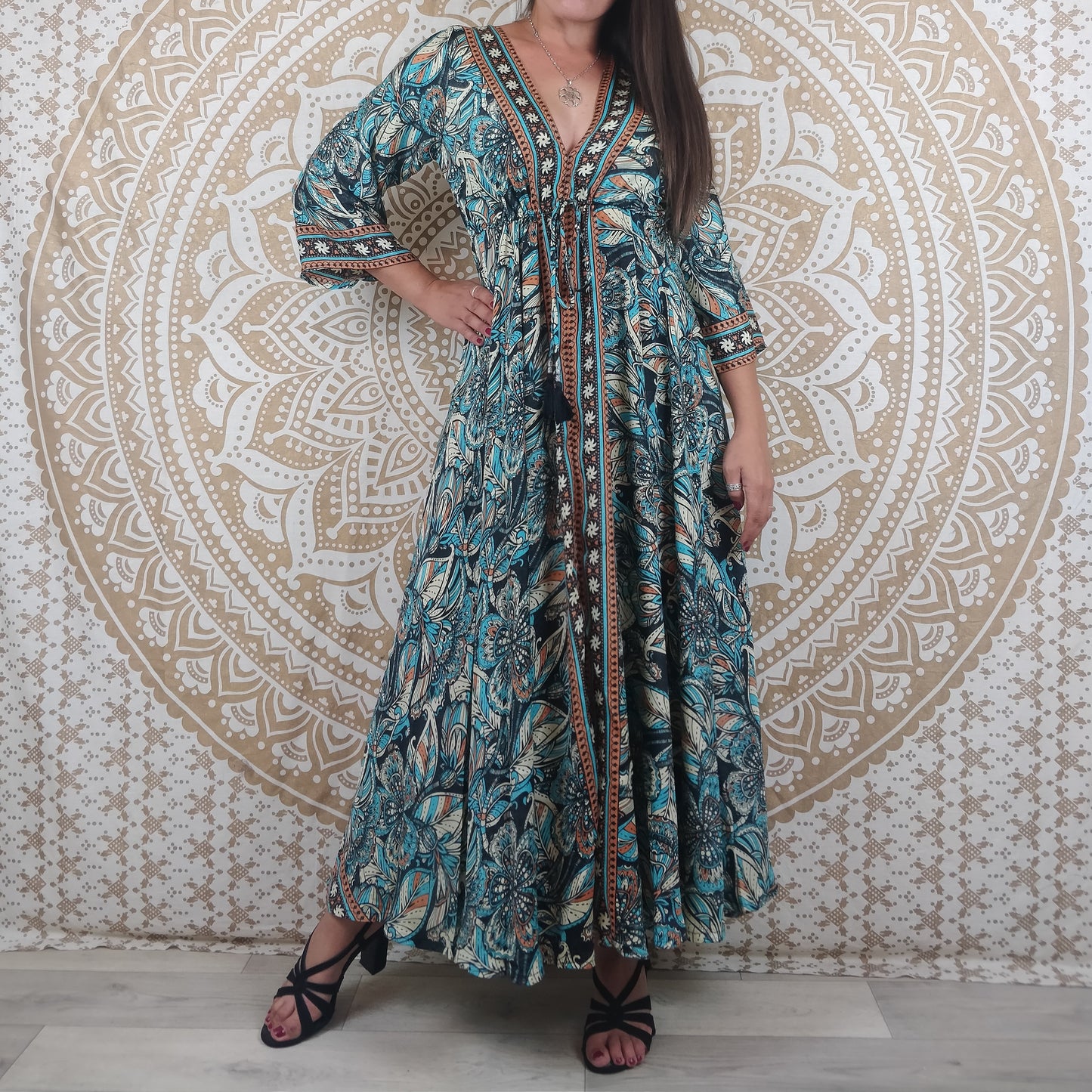 Robe longue Mawana en soie indienne. Robe bohème avec manches 3/4, coupe ajustée et évasée. Imprimé fleuri bleu et noir.