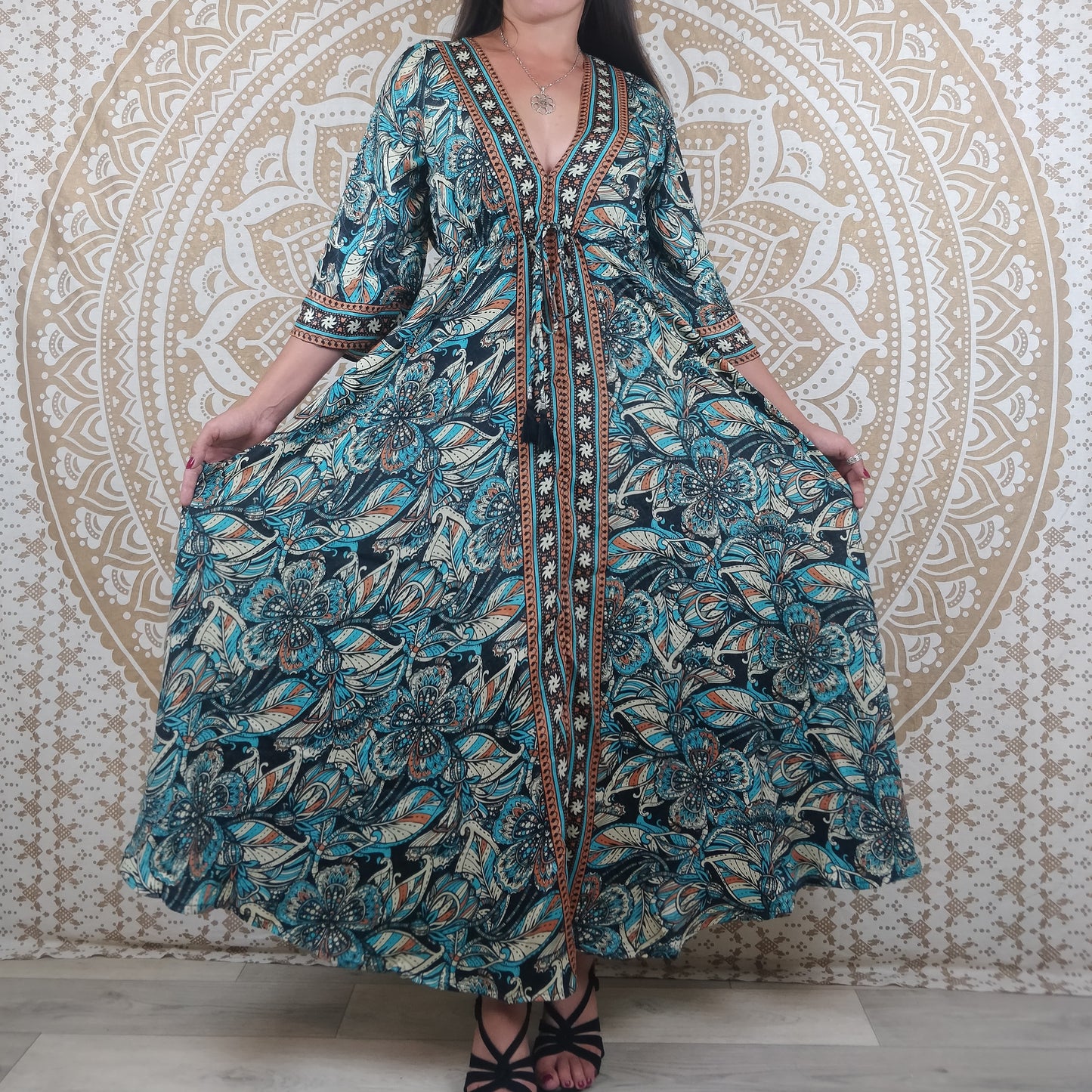 Robe longue Mawana en soie indienne. Robe bohème avec manches 3/4, coupe ajustée et évasée. Imprimé fleuri bleu et noir.