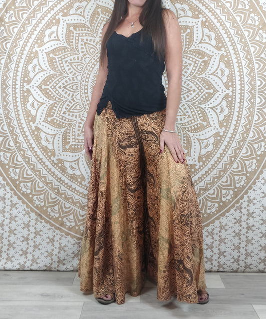 Pantalon femme Sirohi en soie indienne. Pantalon jupe. Imprimé paisley marron et or.