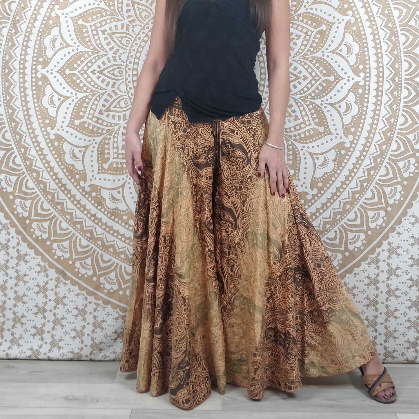 Pantalon femme Sirohi en soie indienne. Pantalon jupe. Imprimé paisley marron et or.