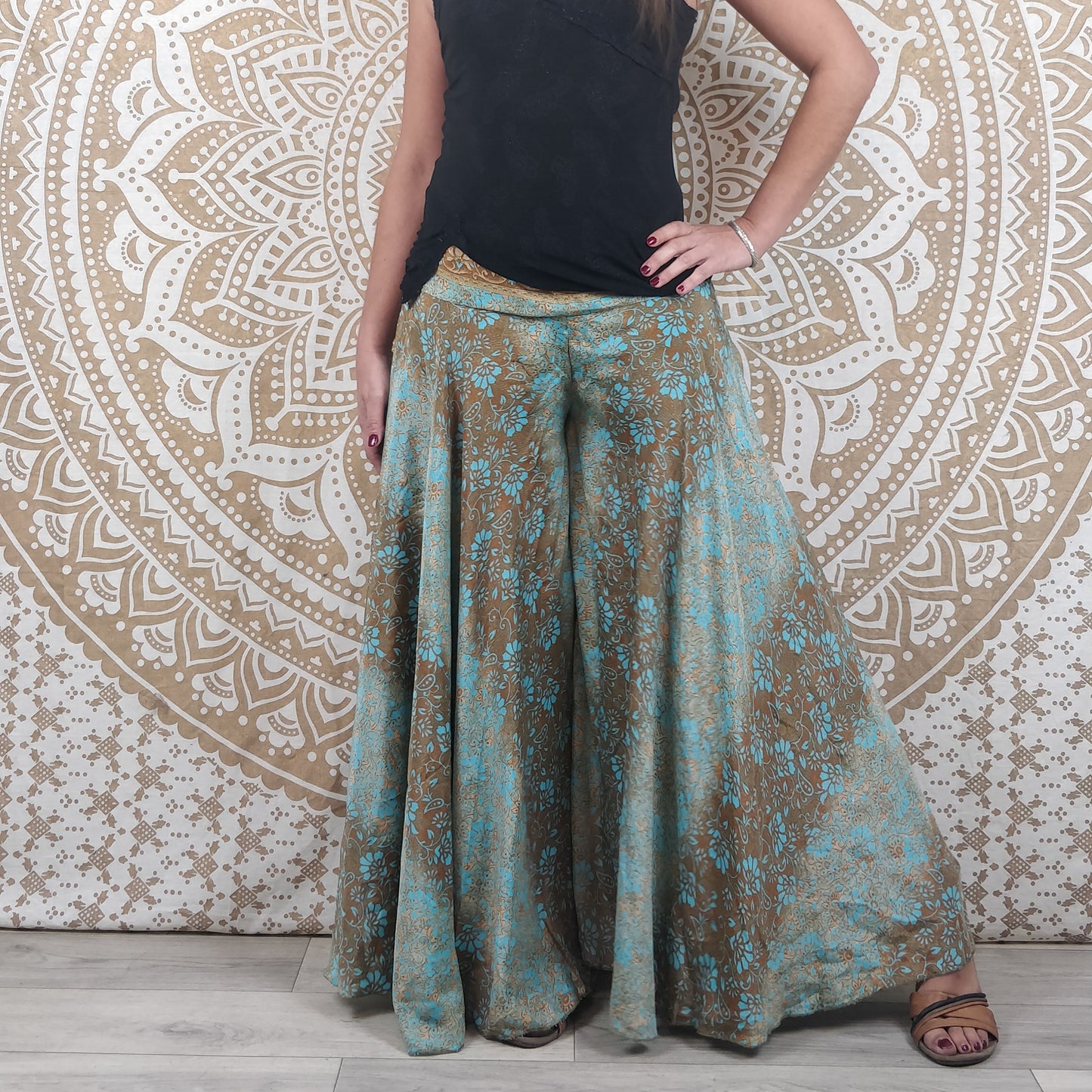 Pantalon Sirohi en soie indienne. Pantalon jupe. Imprimé fleuri bleu et marron.