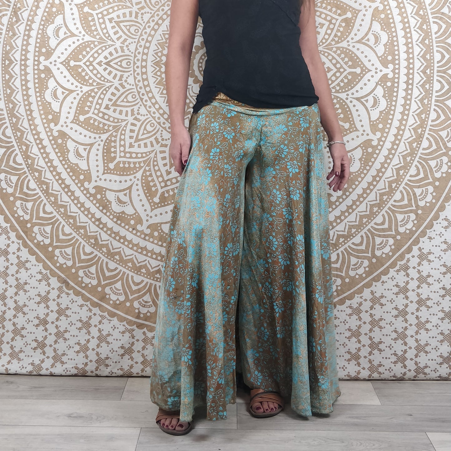 Pantalon Sirohi en soie indienne. Pantalon jupe. Imprimé fleuri bleu et marron.