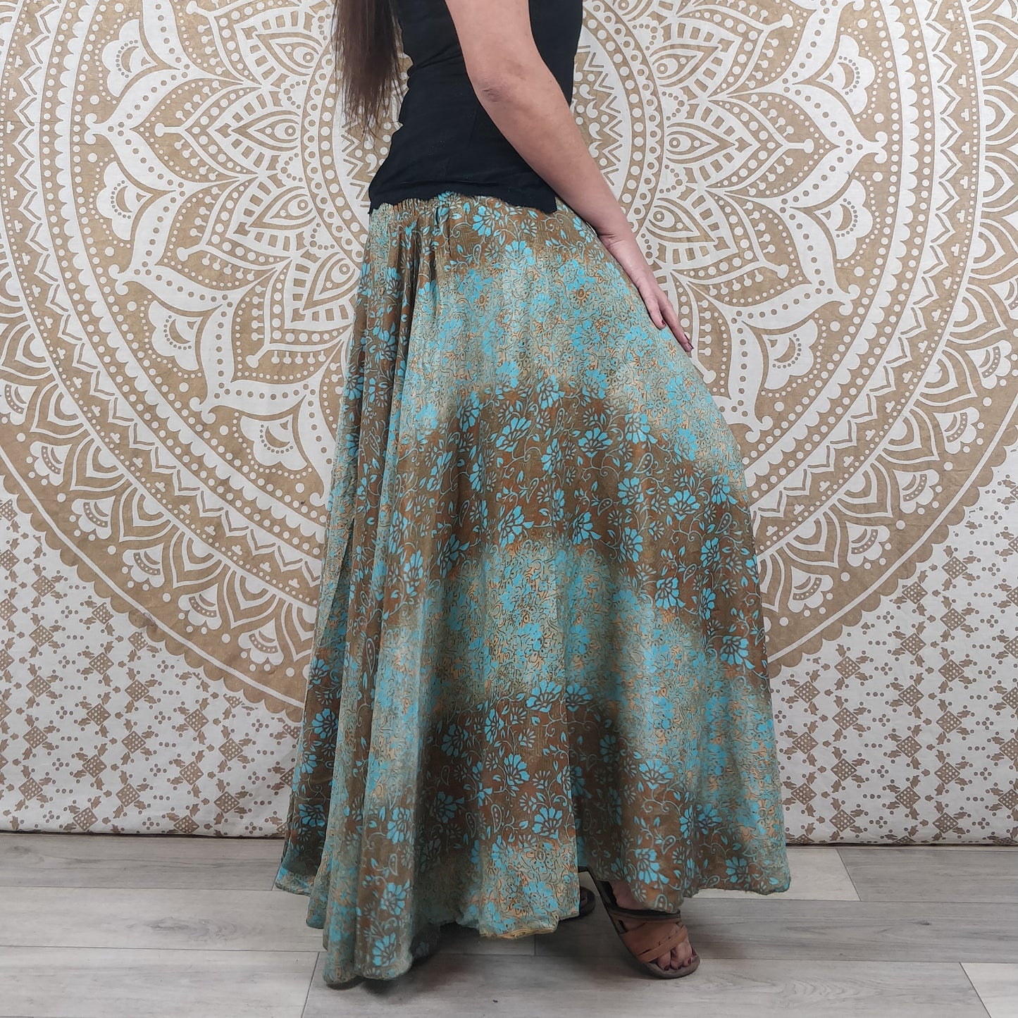 Pantalon Sirohi en soie indienne. Pantalon jupe. Imprimé fleuri bleu et marron.