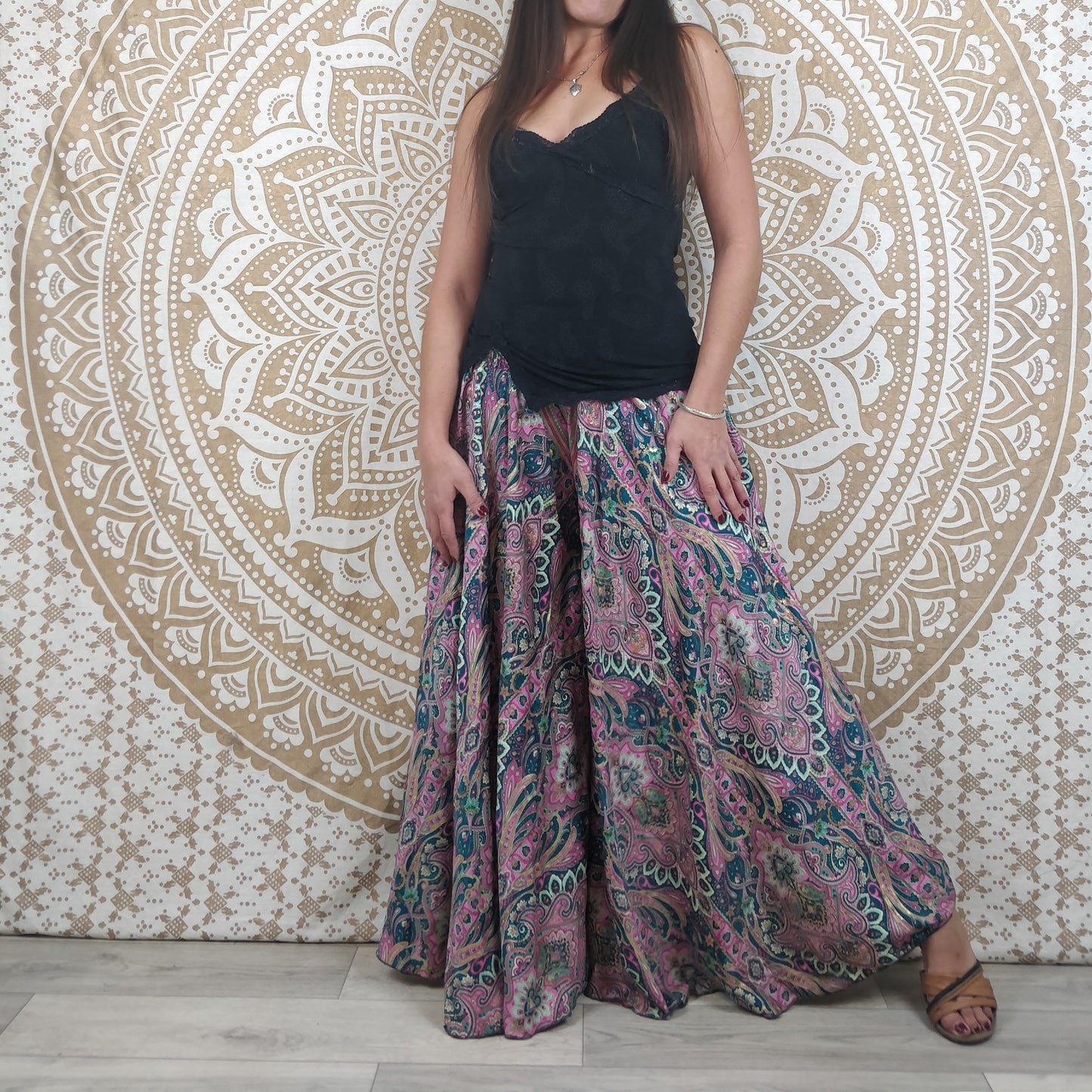 Pantalon Korba en soie indienne. Pantalon jupe. Imprimé paisley vert et rose.