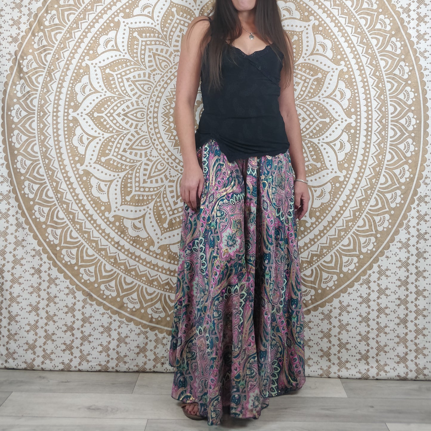 Pantalon Korba en soie indienne. Pantalon jupe. Imprimé paisley vert et rose.