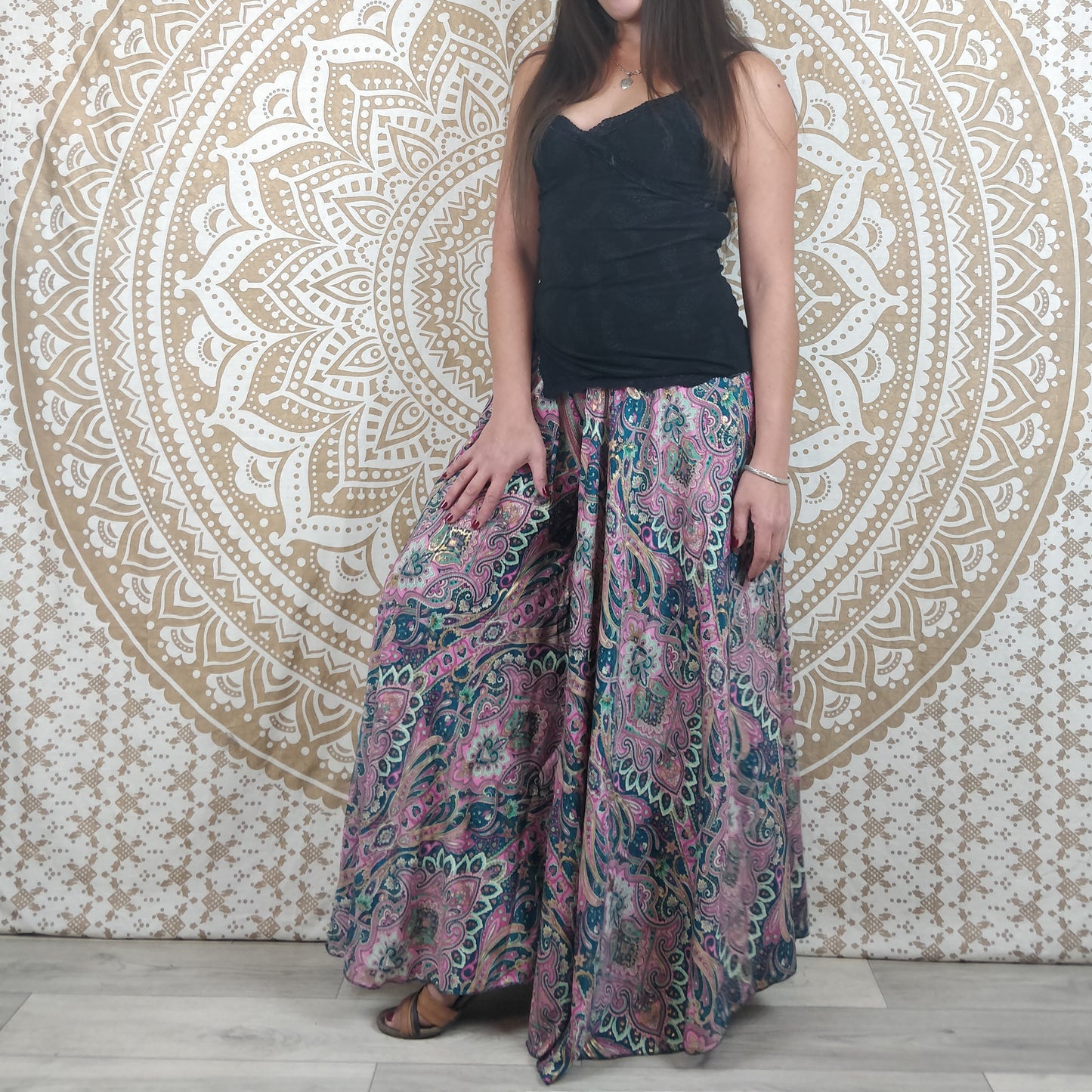 Pantalon Korba en soie indienne. Pantalon jupe. Imprimé paisley vert et rose.