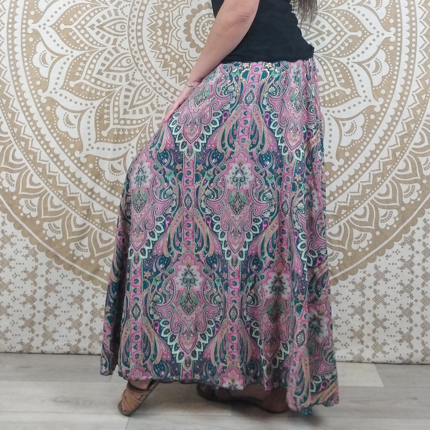 Pantalon Korba en soie indienne. Pantalon jupe. Imprimé paisley vert et rose.