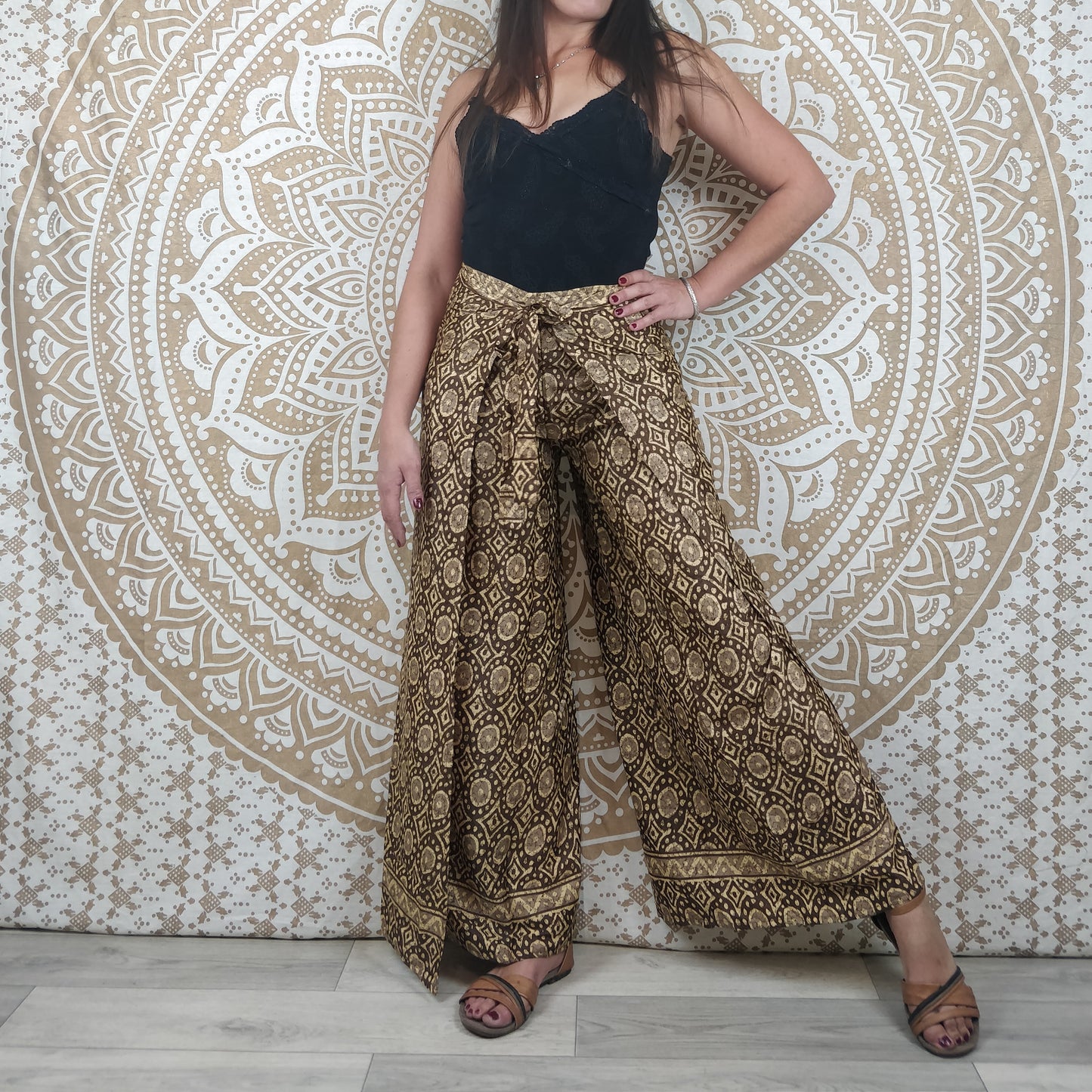 Pantalon thaï femme Moyana en soie indienne. Pantalon portefeuille bohème. Imprimé marron.