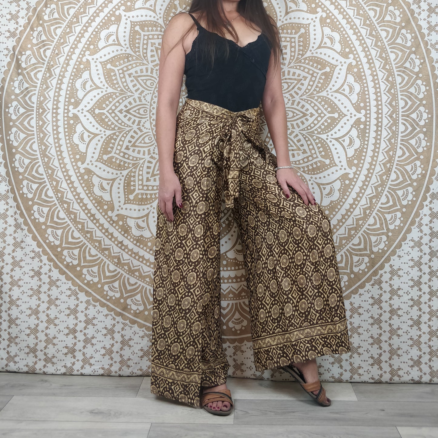 Pantalon thaï femme Moyana en soie indienne. Pantalon portefeuille bohème. Imprimé marron.