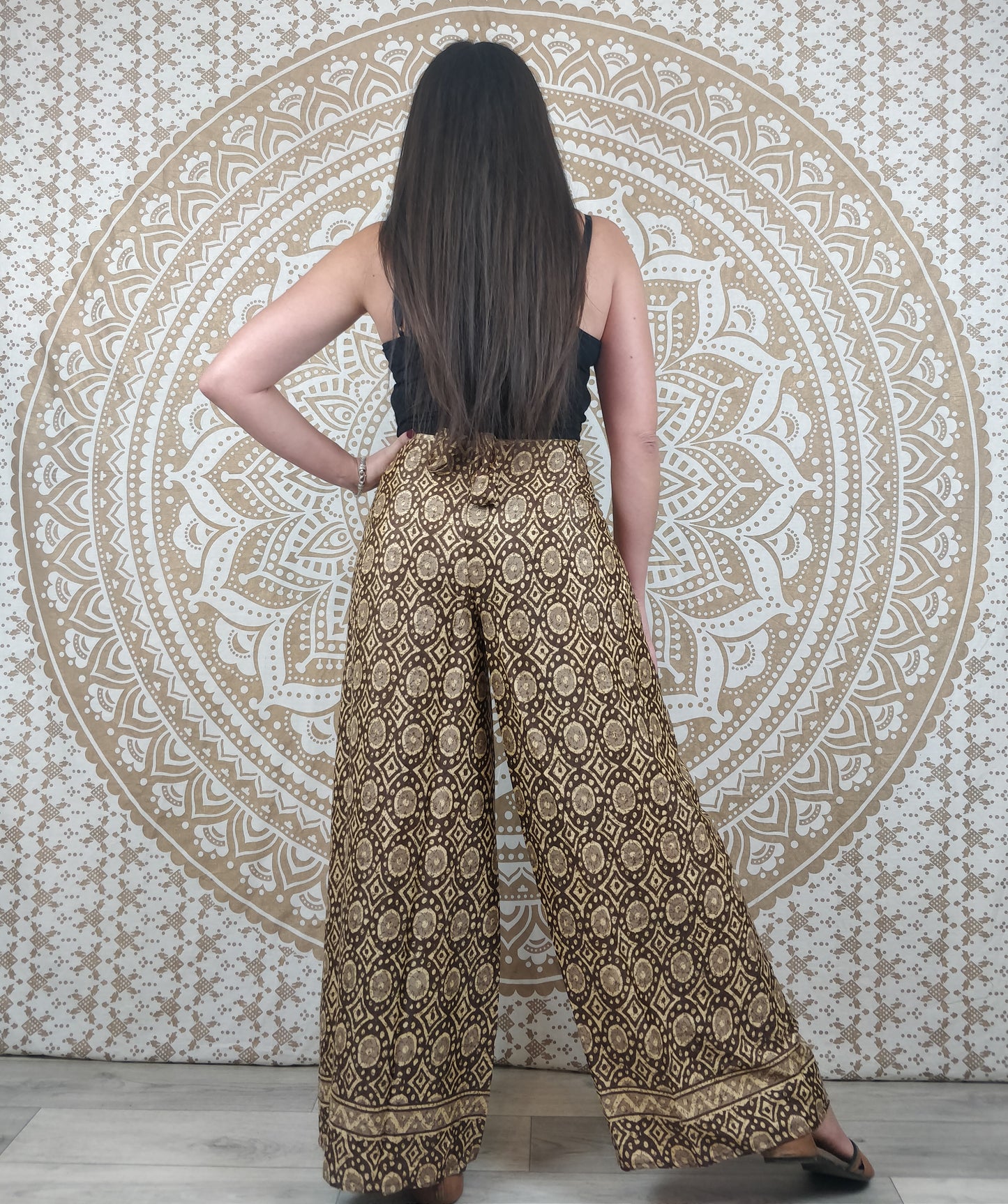 Pantalon thaï femme Moyana en soie indienne. Pantalon portefeuille bohème. Imprimé marron.