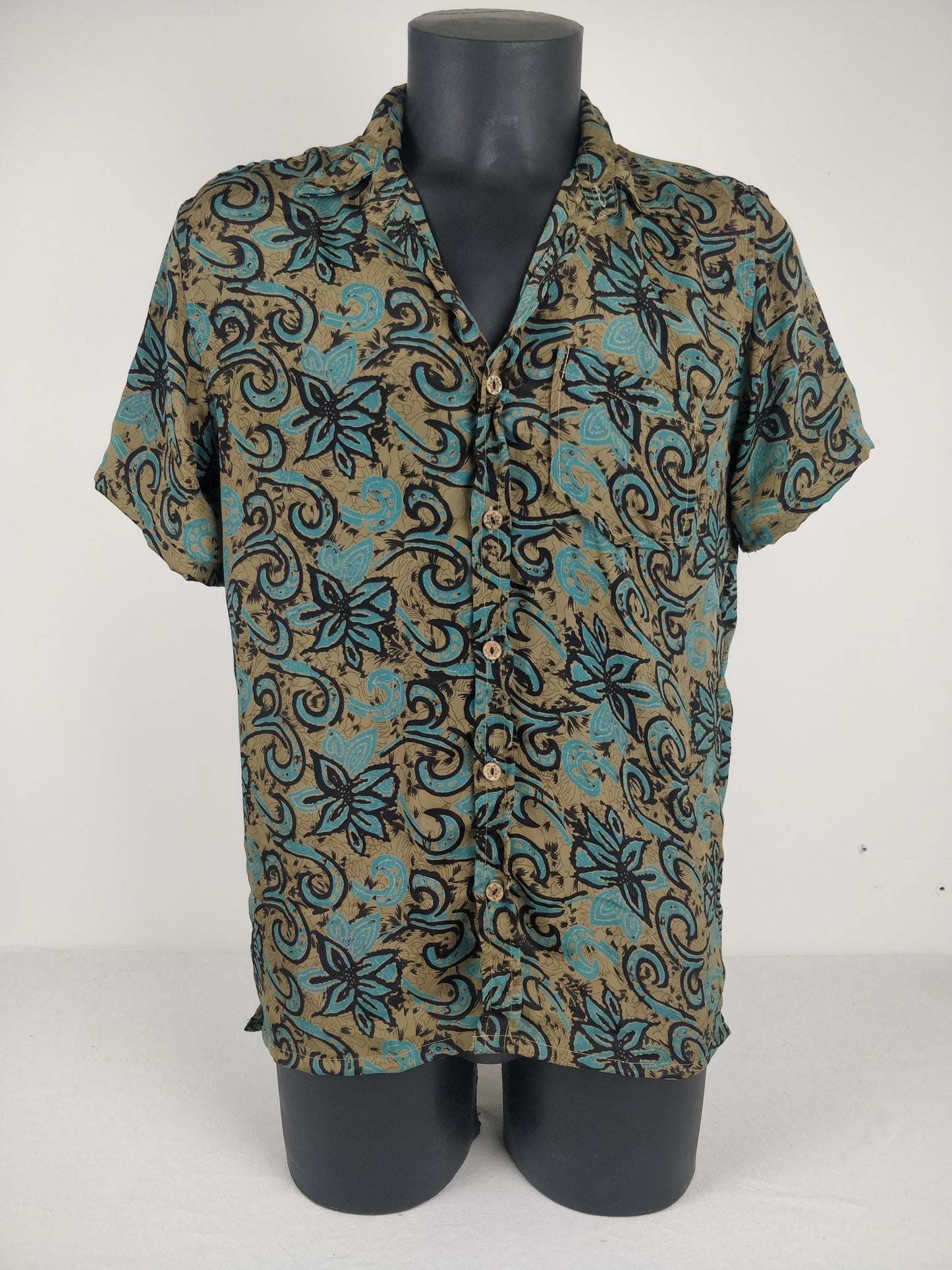 Chemise vintage Garuda en soie indienne. Chemise manche courte légère et fluide. Motif fleuri bleu et marron.